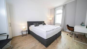 2 Schlafzimmer, Zimmersafe, Schreibtisch, Bügeleisen/Bügelbrett