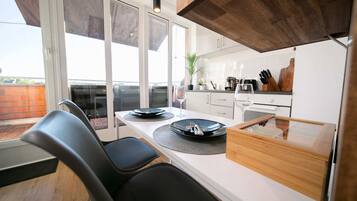 Een koelkast, een magnetron, een oven, een kookplaat