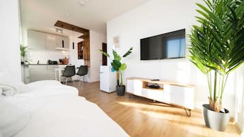 1 habitación, tabla de planchar con plancha y cuna de viaje