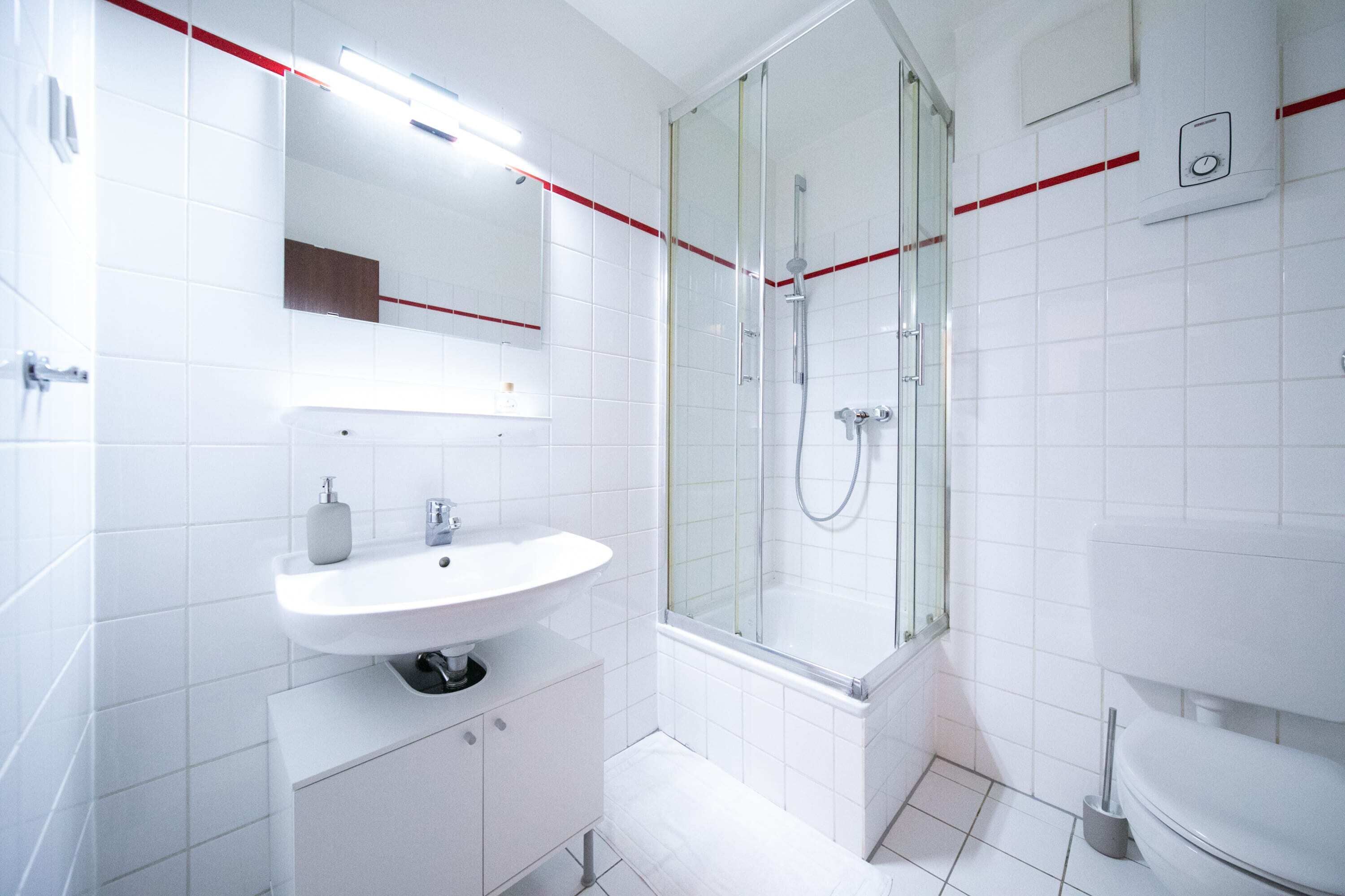 Dusche, Haartrockner, Handtücher, Seife