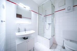 Douche, sèche-cheveux, serviettes fournies, savon