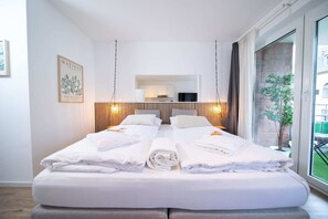 1 slaapkamer, een bureau, een strijkplank/strijkijzer, reisbedje