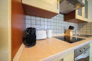 Refrigerador, horno, placa de cocina, cafetera/tetera