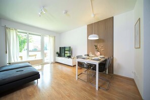 Smart TV, books, offices - Favorite Stays: Suite w/ terrace | kitchen | Messe (Neuss)