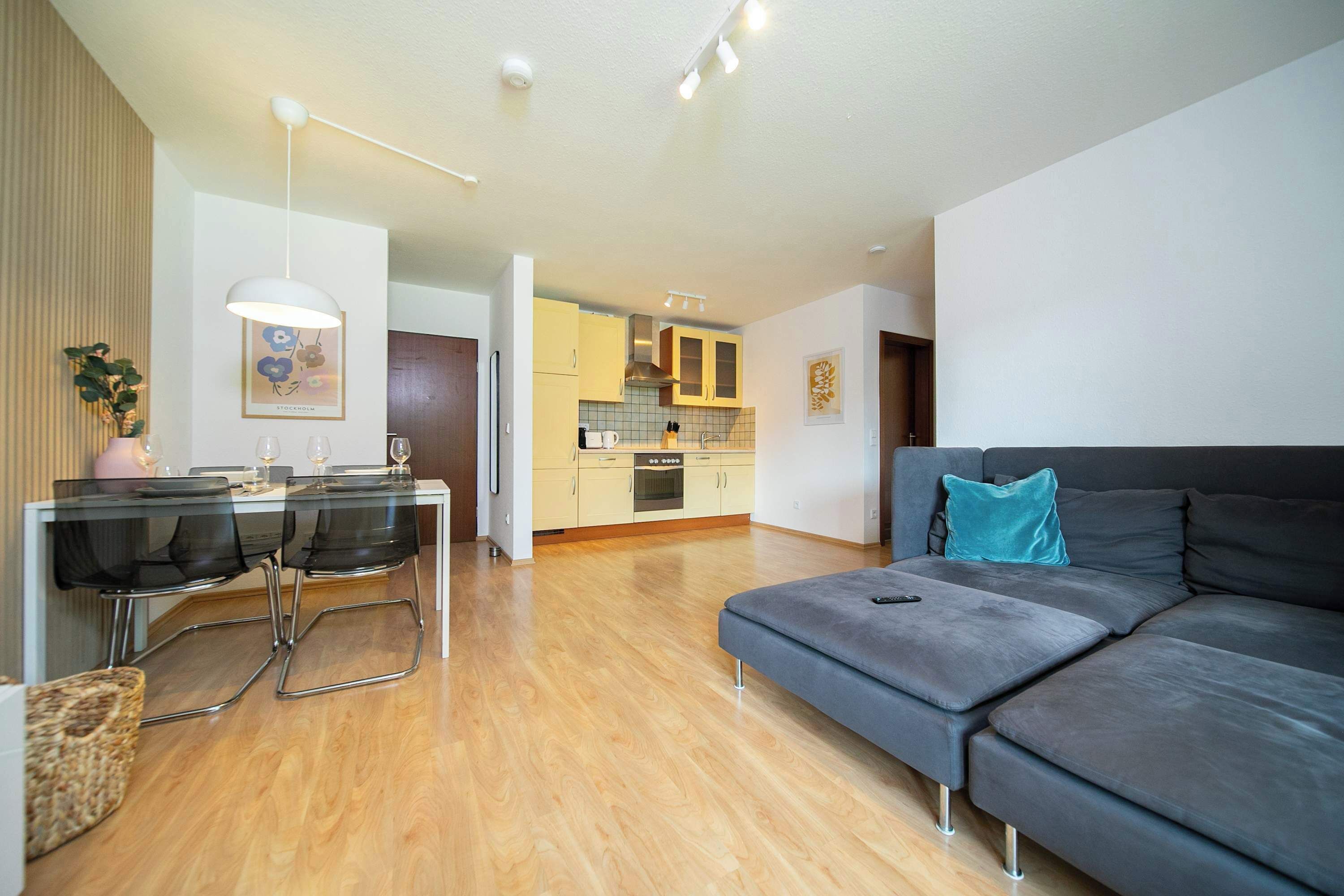 Smart-tv, boeken en een kantoor