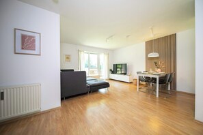 Smart TV, books, offices - Favorite Stays: Suite w/ terrace | kitchen | Messe (Neuss)