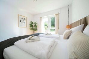 1 habitación, tabla de planchar con plancha y cuna de viaje