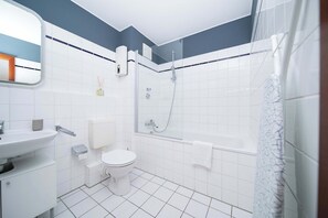 Ducha, secador de pelo, toallas y jabón