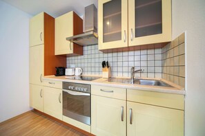 Fridge, oven, stovetop, coffee/tea maker