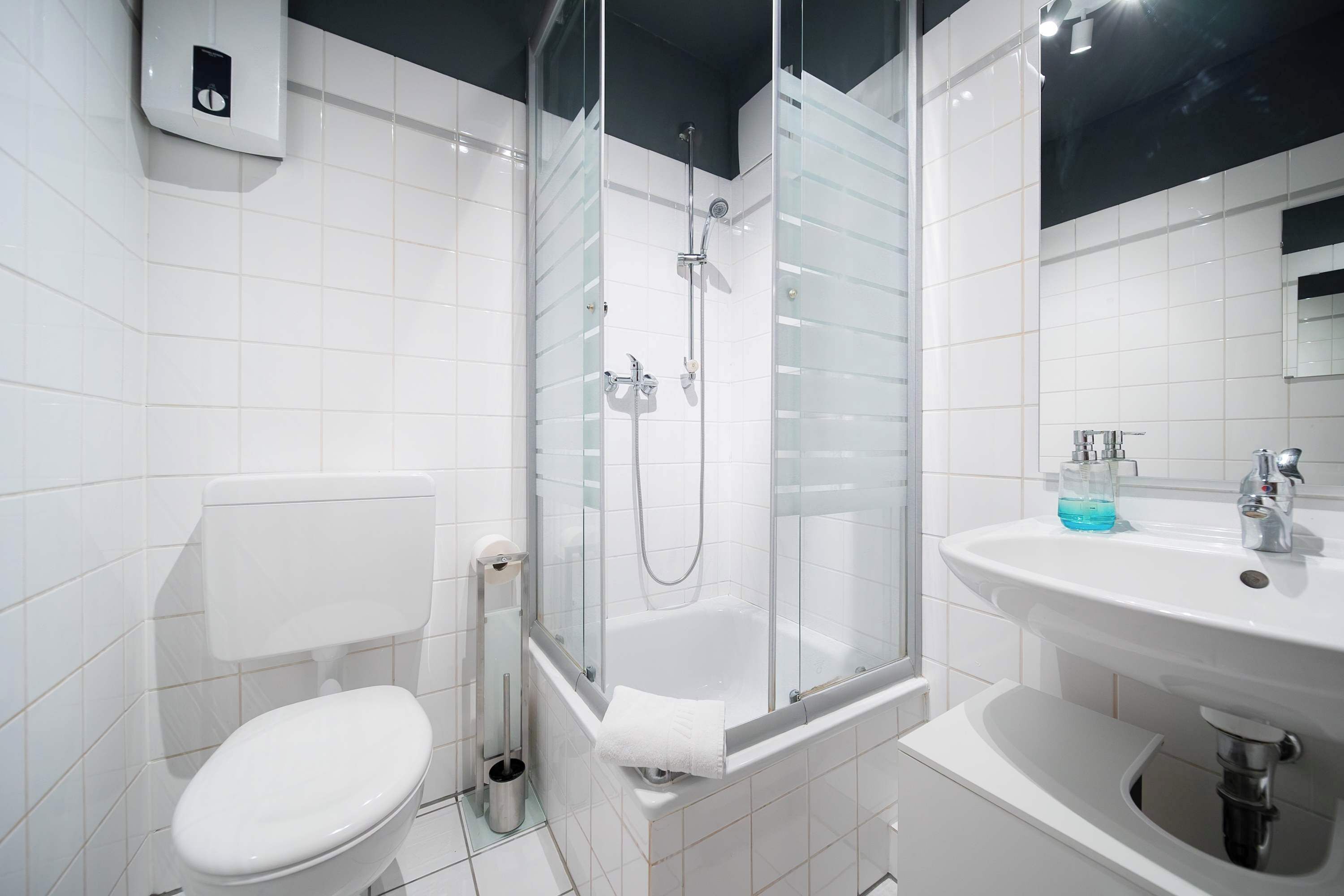 Dusche, Haartrockner, Handtücher, Seife