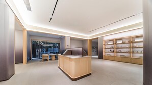 Eine moderne Hotelhalle mit Empfangstresen, Sitzgelegenheiten und einer Übersicht über die angebotenen Annehmlichkeiten.