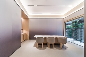 A modern dining area with a table and four chairs, a ceiling light, and a view of greenery outside. - Ji Hotel Guangzhou Jiangnanxi Metro Station (Guangzhou)