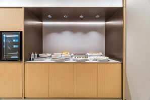 A modern kitchen with wooden cabinets and a built-in refrigerator. - Ji Hotel Guangzhou Jiangnanxi Metro Station (Guangzhou)