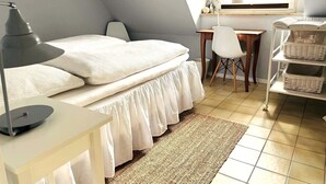 A bedroom with a bed, desk, chair, and shelves. - Comfortable house Landlust for 4 with garden and terrace in Garding (Garding)