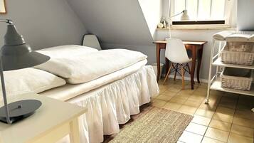 2 Schlafzimmer, Schreibtisch, Bügeleisen/Bügelbrett, Reisekinderbett