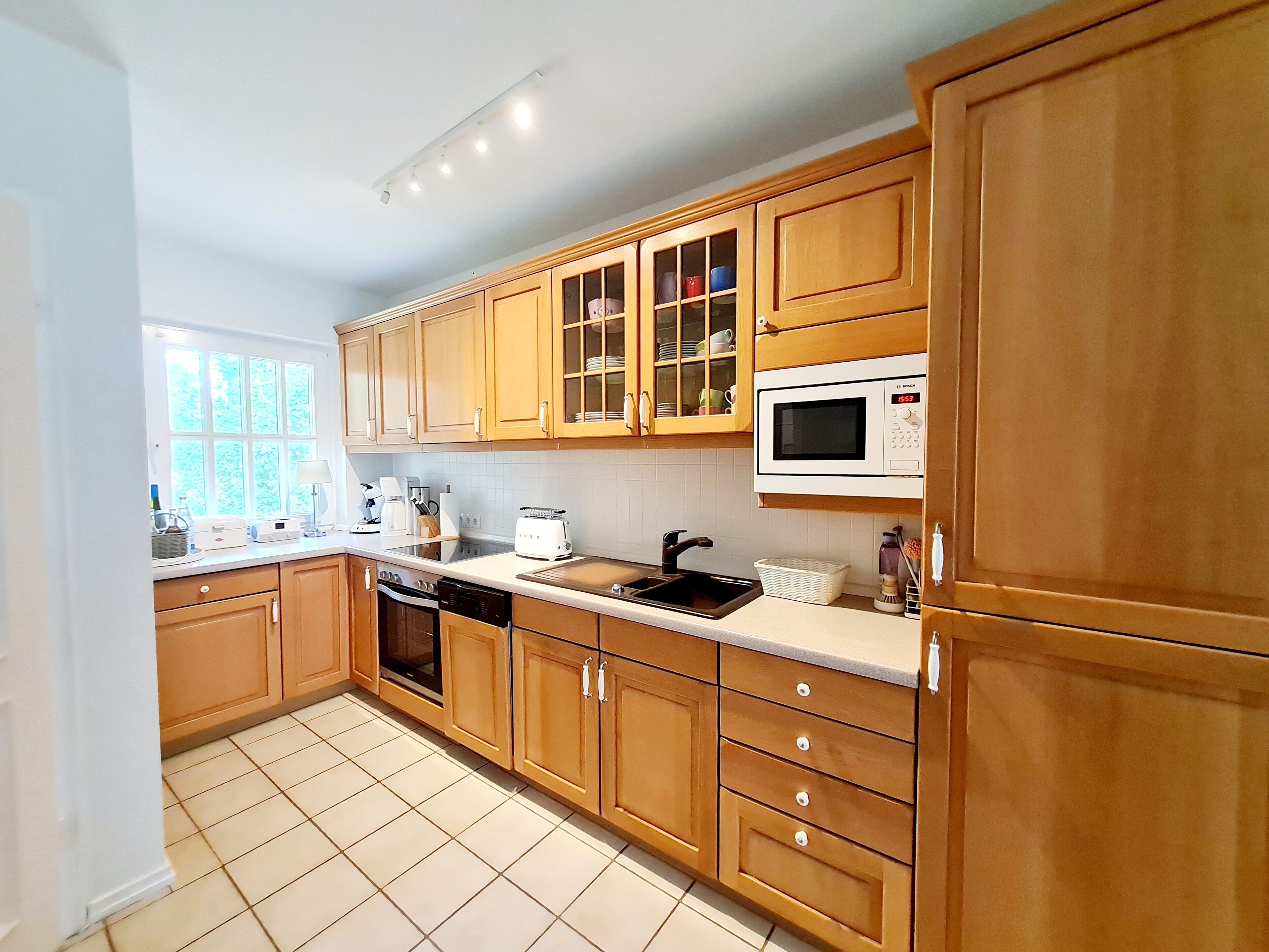 ثلاجة، ميكروويف، فرن، موقد طهي مسطح