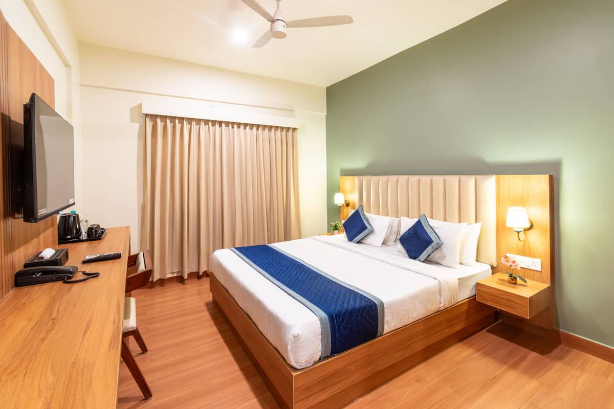 Premium Room | Desk, laptop workspace, blackout drapes, soundproofing