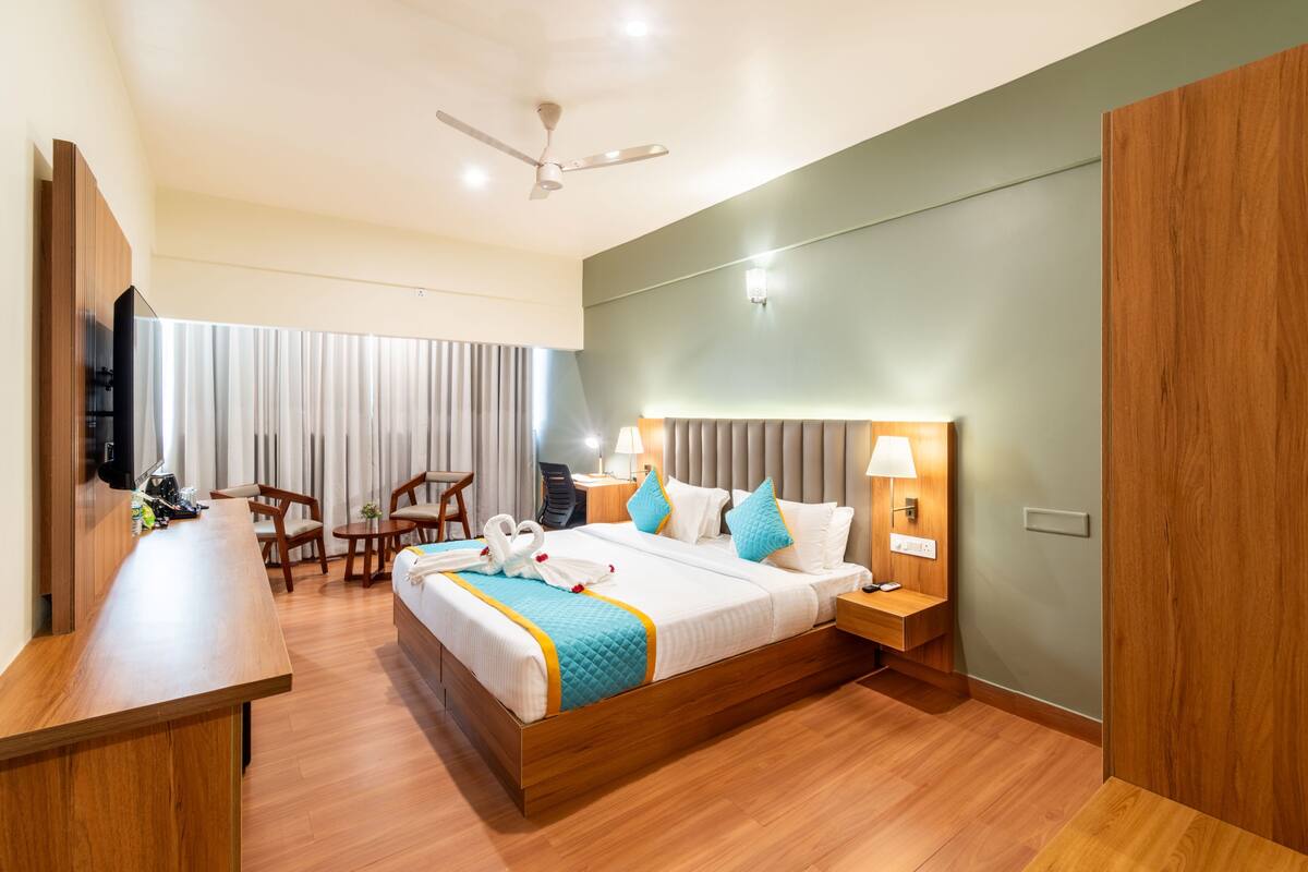 Phòng Suite tiện nghi đơn giản, quang cảnh thành phố | Bộ trải giường bằng vải cotton Ai Cập, bộ đồ giường cao cấp 