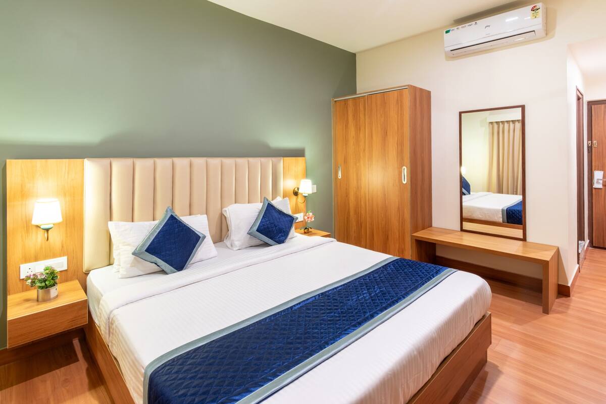 Classic Double Room, City View | Desk, laptop workspace, blackout drapes, soundproofing