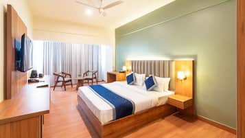 Suite Comfort, vistes a la ciutat | Escriptori, espai de treball apte per a portàtils i cortines opaques