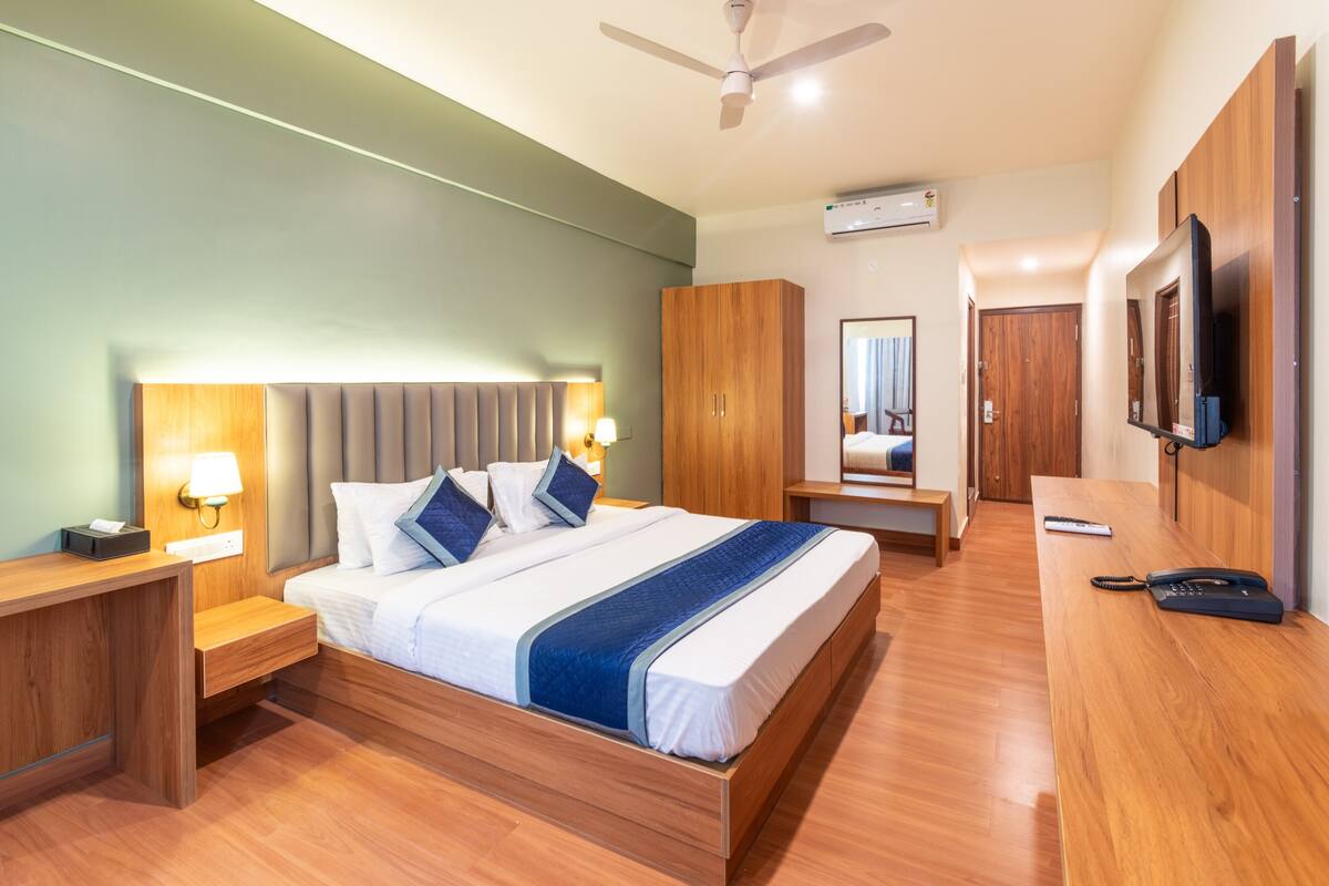 Luxury Double Room, City View | Desk, laptop workspace, blackout drapes, soundproofing