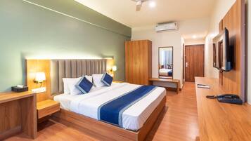 Comfort suite, uitzicht op stad | Een bureau, een laptopwerkplek, verduisterende gordijnen