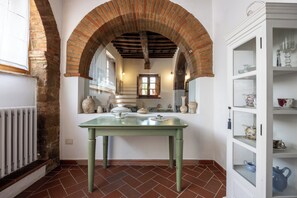Vila, varanda, vista para o jardim | Cozinha privada | Geladeira, micro-ondas, fogão, cooktop
