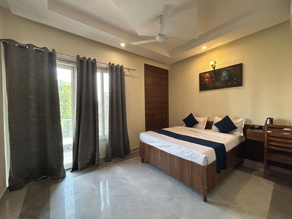 Literie de qualité supérieure, matelas mémoire de forme, minibar, bureau