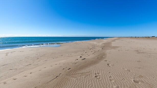 A wide sandy beach with footprints and a clear blue sky. - Salamandre Guest Room with Shared Pool, Wi-Fi, and Air Conditioning (Port-Saint-Louis-du-Rhône)