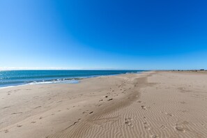 A wide sandy beach with footprints and a clear blue sky. - Salamandre Guest Room with Shared Pool, Wi-Fi, and Air Conditioning (Port-Saint-Louis-du-Rhône)
