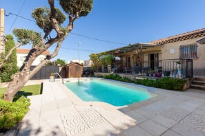 Pool - Bed and Breakfast 'Salamandre Chambre D'hote' with Shared Pool, Wi-Fi and Air Conditioning (Port-Saint-Louis-du-Rhône)