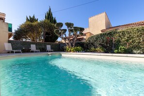 Pool - Bed and Breakfast 'Salamandre Chambre D'hote' with Shared Pool, Wi-Fi and Air Conditioning (Port-Saint-Louis-du-Rhône)