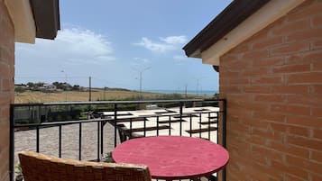 Classic-Doppel- oder -Zweibettzimmer, Poolblick | Terrasse/Patio