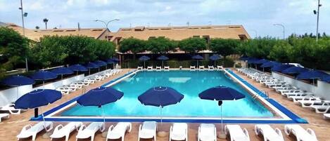 Seasonal outdoor pool, open 9:00 AM to 7:00 PM, pool umbrellas