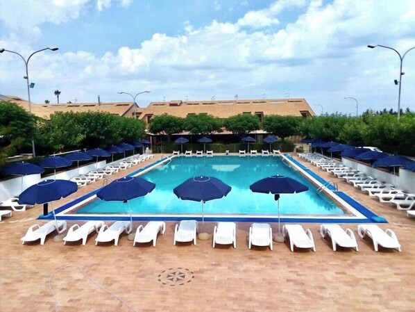 Piscine extérieure (ouverte en saison), parasols de plage