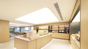 A modern kitchen with a central island, built-in appliances, and a bright, spacious layout. - Ji Hotel Guangzhou Baiyun Airport Terminal 2 (Guangzhou)