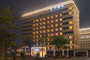 A multi-story hotel with illuminated signage and a well-lit entrance. - Ji Hotel Guangzhou Baiyun Airport Terminal 2 (Guangzhou)