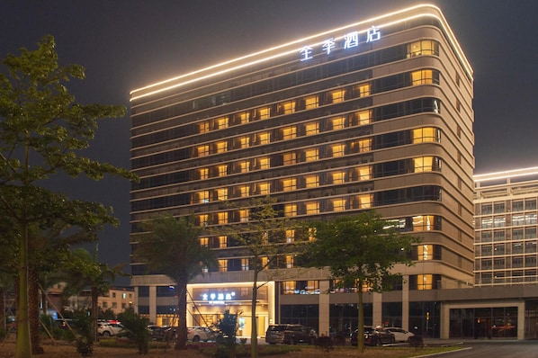 A multi-story hotel with illuminated signage and a well-lit entrance. - Ji Hotel Guangzhou Baiyun Airport Terminal 2 (Guangzhou)