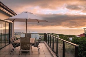 Outdoor dining - Voëlklip Family House (Hermanus)