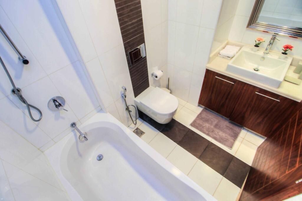 Une salle de bain moderne avec une baignoire, des toilettes et un lavabo.