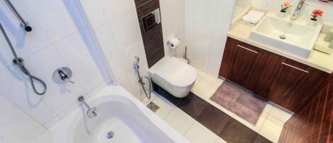 Une salle de bain moderne avec une baignoire, des toilettes et un lavabo.