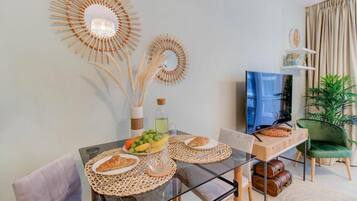 Apartamento, sacada | Opções para refeição no quarto