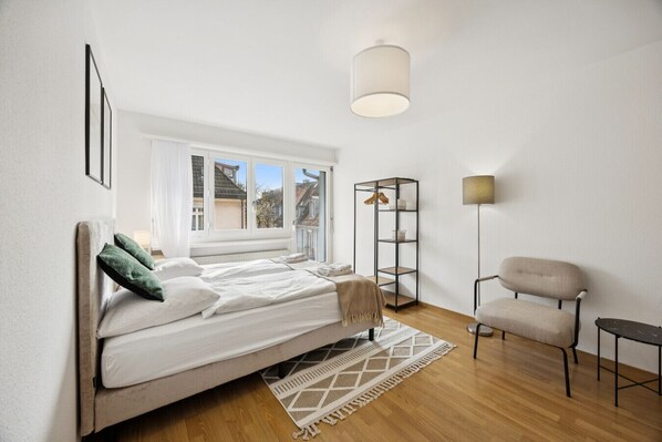 Desk, iron/ironing board, WiFi, bed sheets