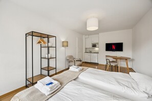 Escritorio, tabla de planchar con plancha, wifi y ropa de cama 