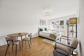 Desk, iron/ironing board, WiFi, bed sheets