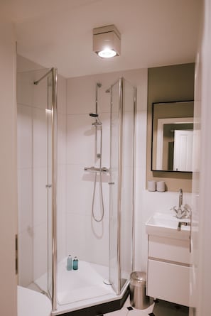 Dusche, Haartrockner, Handtücher, Seife