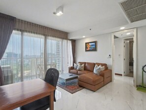 TV, books - Luxury Large One Bedroom Seaview Serviced Apartment at Wongamat, Pattaya (Pattaya City)