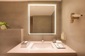 Executive Suite | Bathroom | Shower, free toiletries, towels, soap