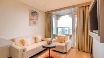 Executive Suite | Premium bedding, memory-foam beds, minibar, in-room safe