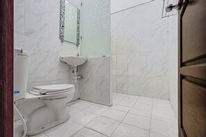 Deluxe Double Room | Bathroom | Shower, towels, soap, shampoo